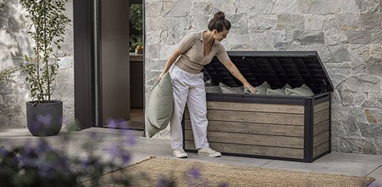 Coffre de rangement en noyer Signature Brun de frêne 150 gallons – Keter Canada