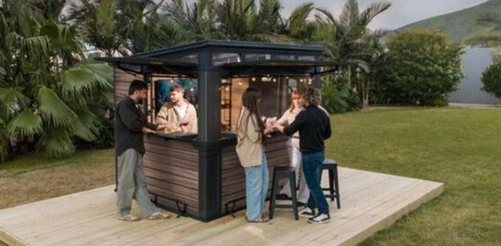 Cabanon de divertissement extérieur Signature de 9x7 – Brun noyer – Keter Canada