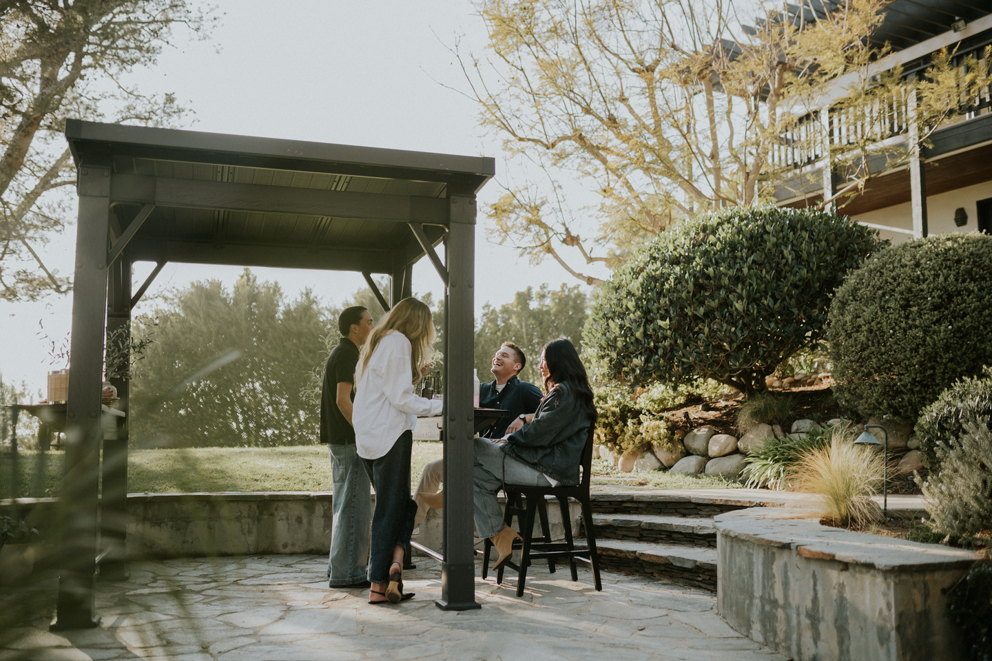 Keter Signature Pavillon im Garten