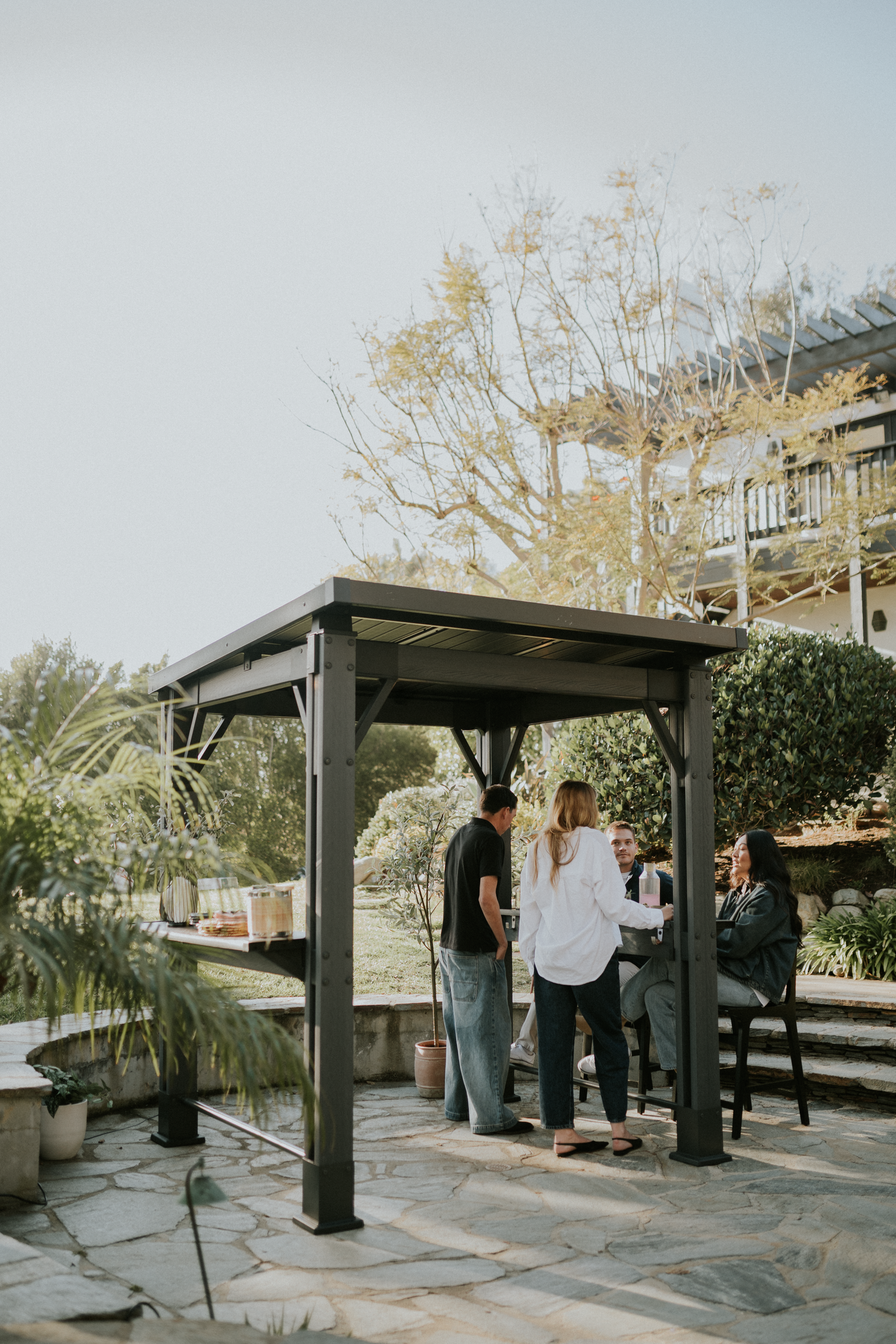Keter Signature Pavillon im Garten
