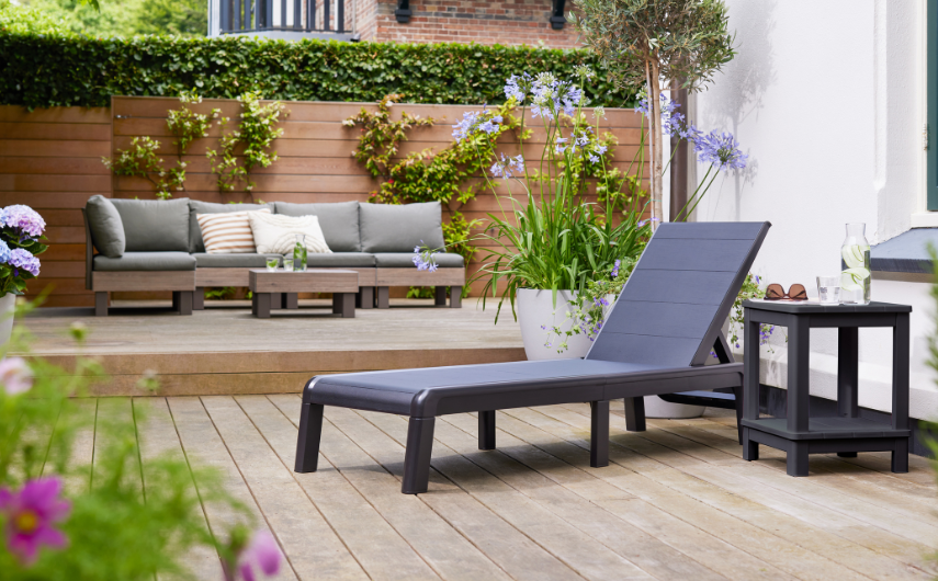 Chaise longue anthracite sur une terrasse en bois