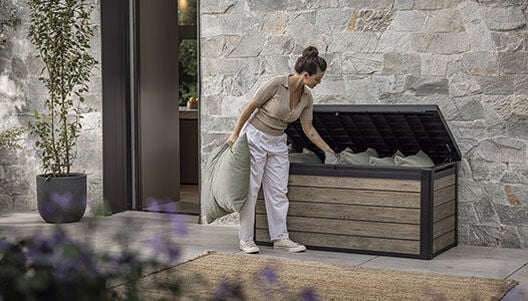 Coffre de rangement en noyer Signature Brun de frêne 150 gallons – Keter Canada