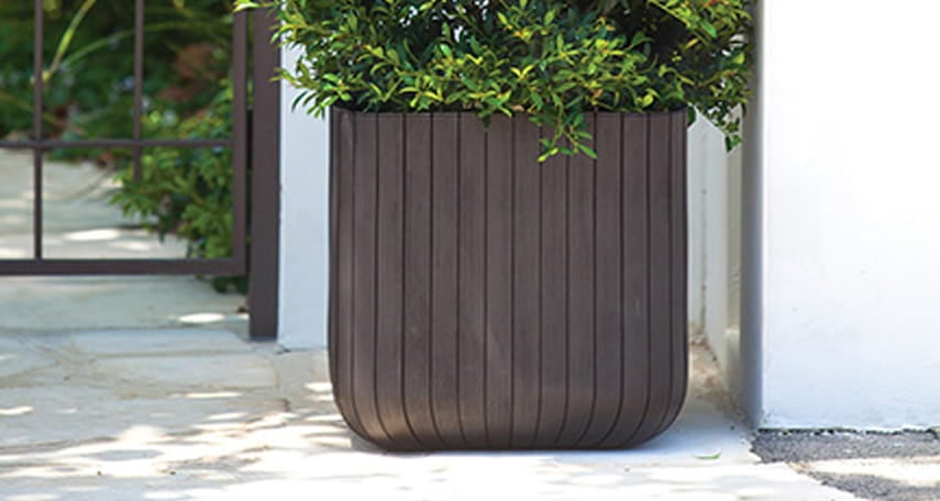 Maceta de resina imitación madera