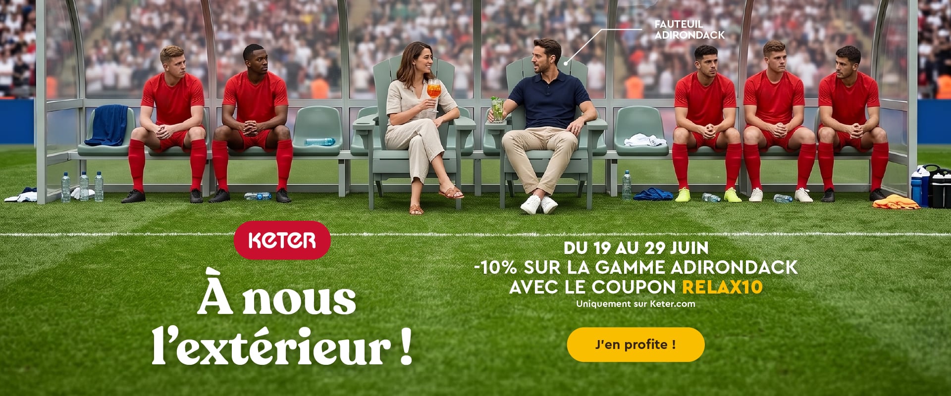 Fauteuils de jardin sur un terrain de football