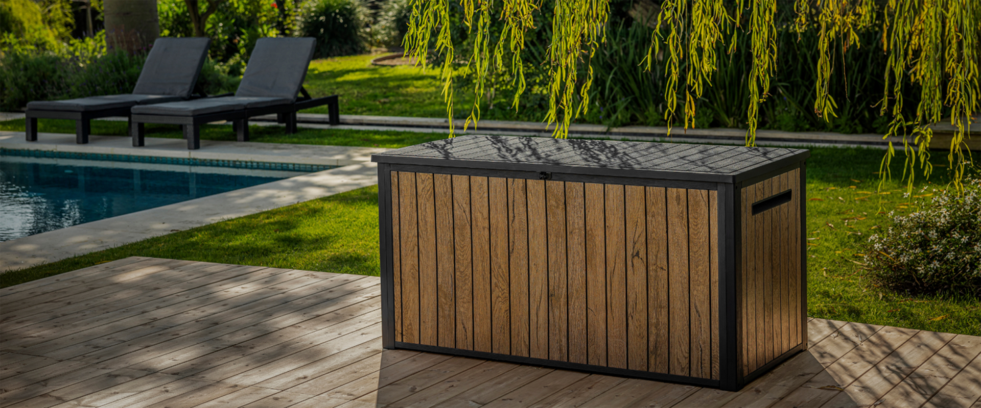 Coffre de jardin aspect bois pr&egrave;s d'une piscine
