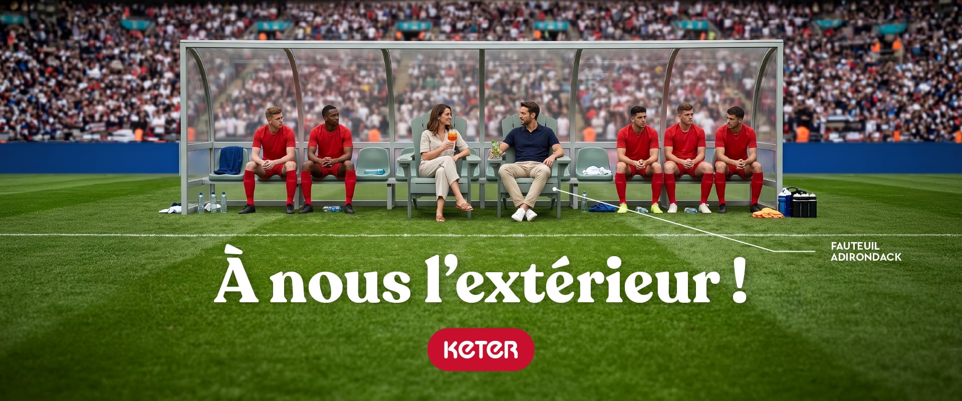Fauteuils de jardin sur un terrain de football