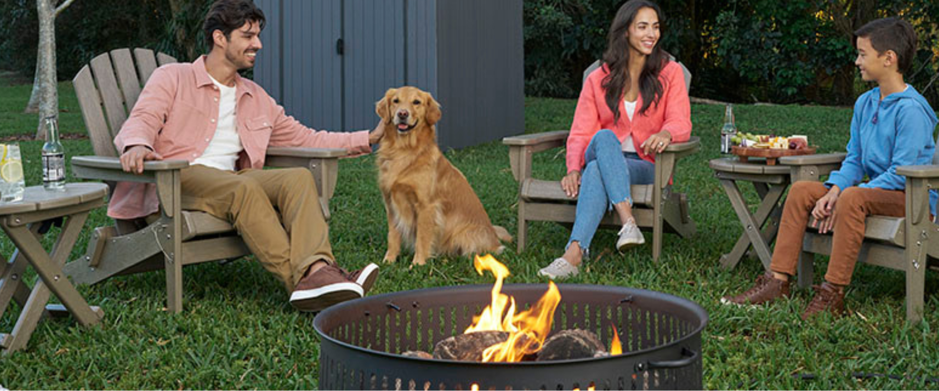 Famille dans un jardin devant un brasero
