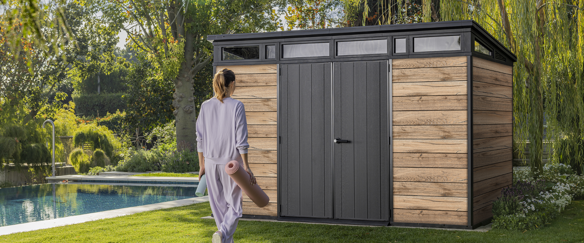 Abri de jardin aspect bois près d'une piscine