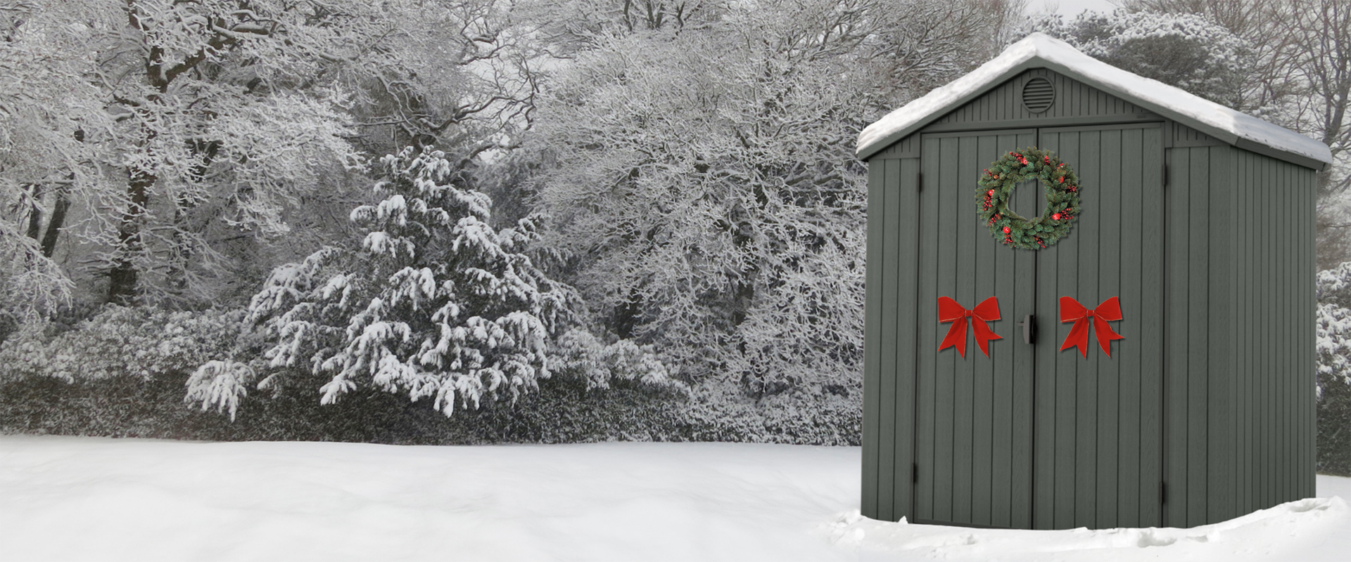 Abri de jardin dans la neige avec d&eacute;corations de Noel