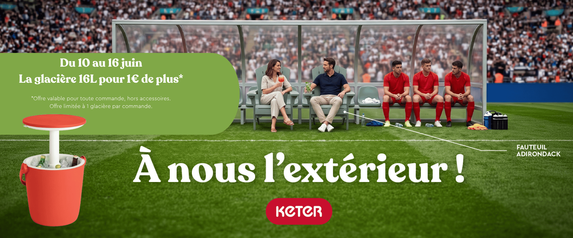 Couple sur des fauteuils de jardin parmi les joueurs de foot sur le banc de touche