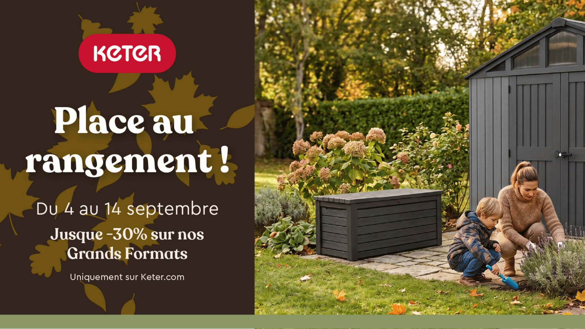 Famille jardinant devant un abri de jardin