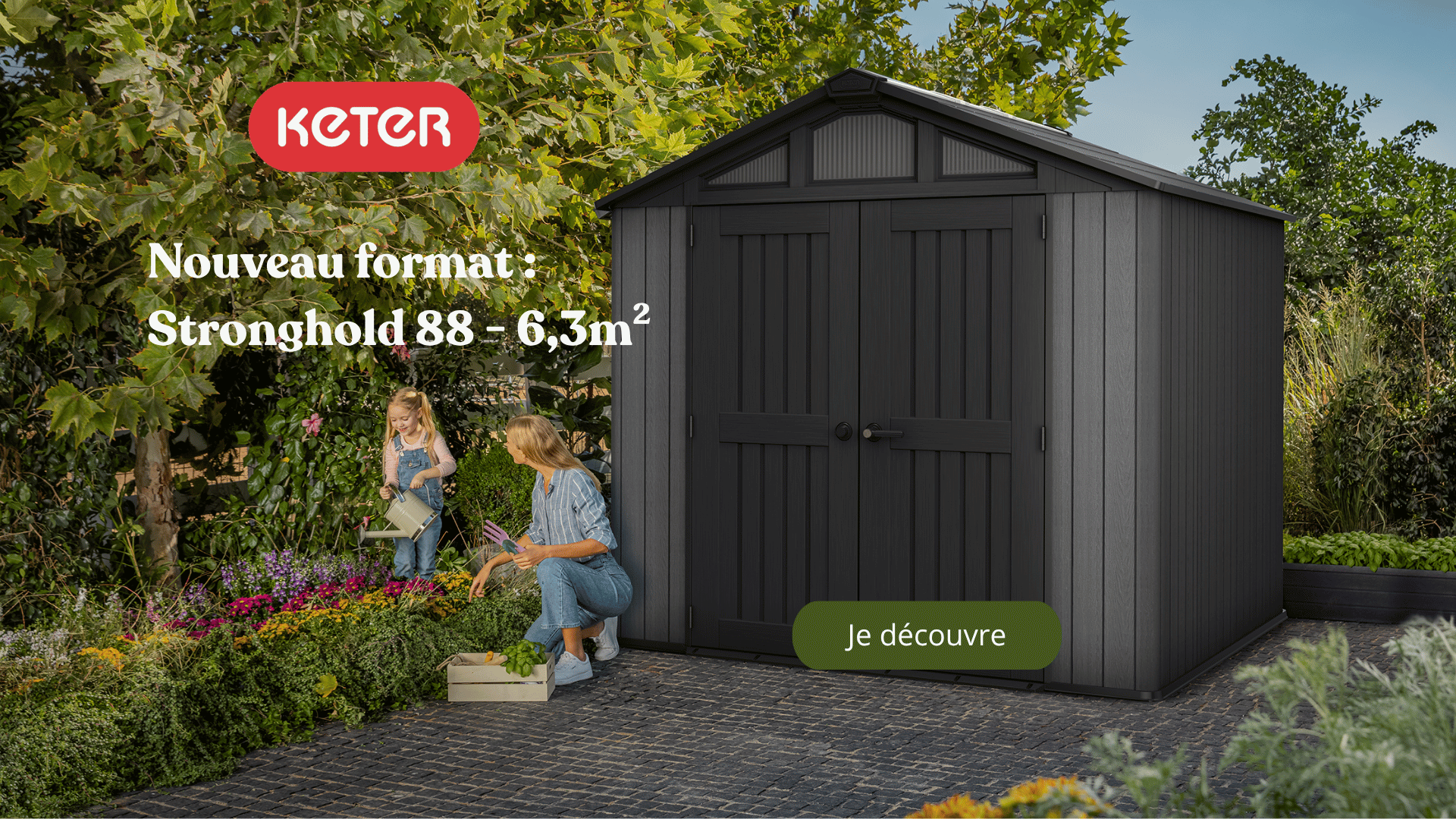 M&egrave;re et fille jardinant pr&egrave;s d'un abri de jardin