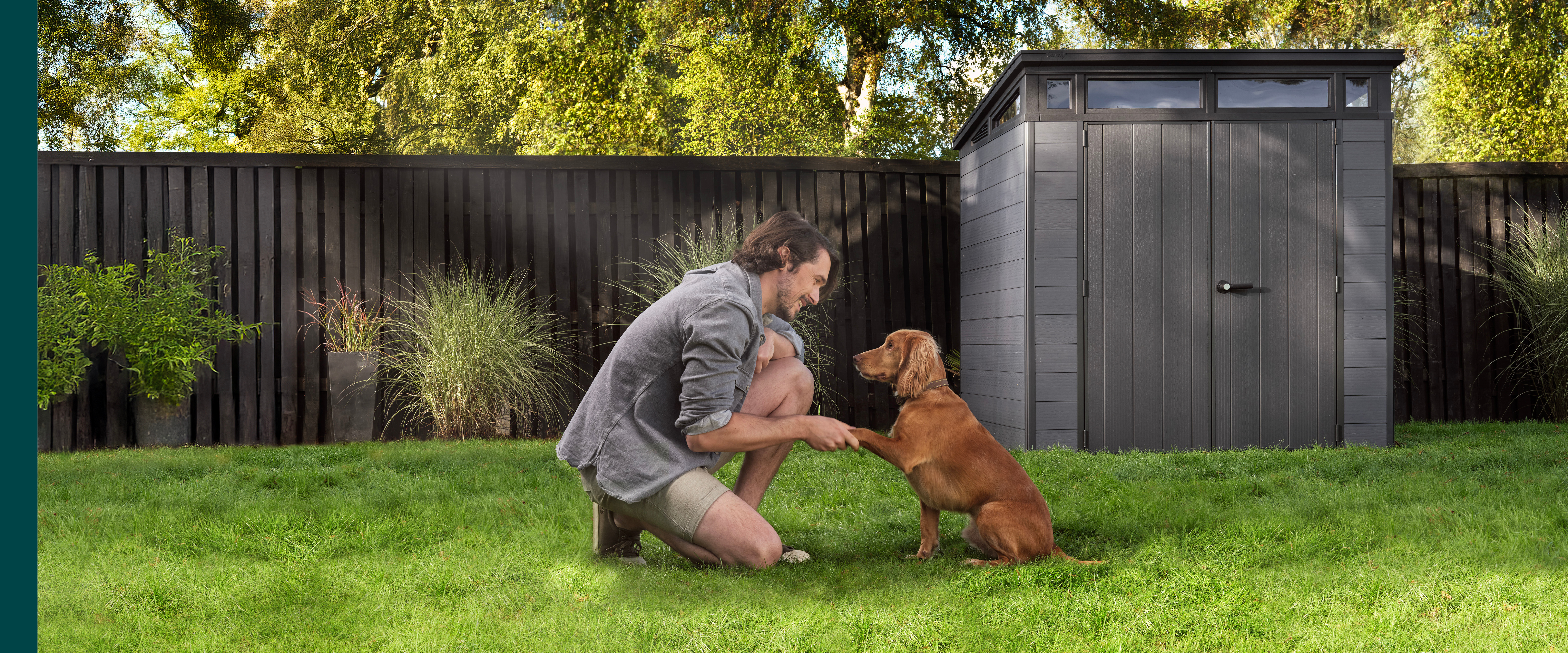 Abri de jardin avec un chien et son maitre