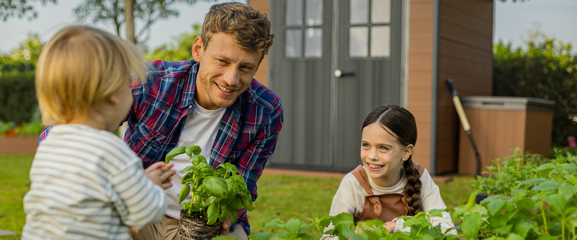 גלו את מחסני הגינה שלנו
